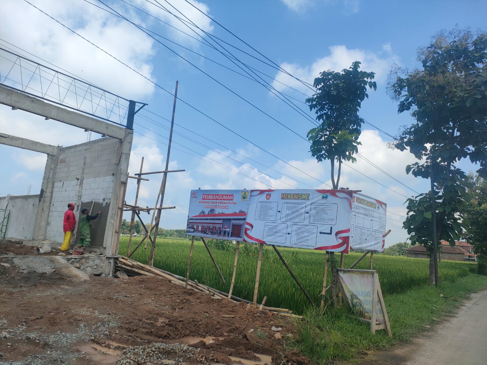 Pembangunan KDMP di Desa Kedungwaduk memicu polemik alih fungsi lahan sawah dilindungi.