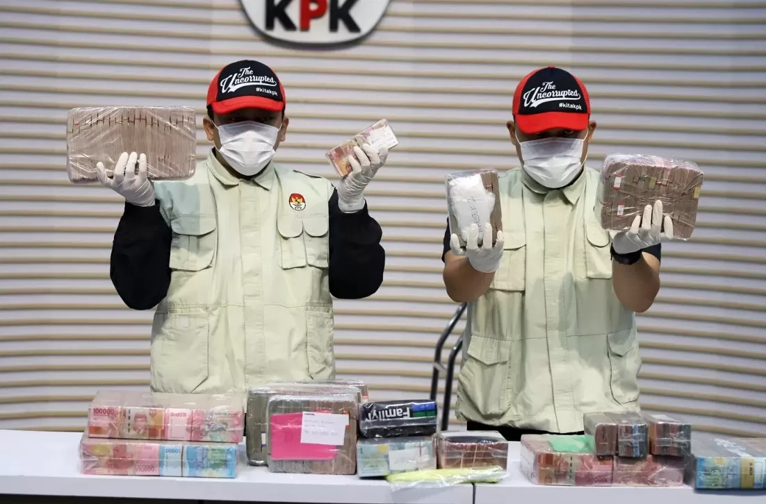 Petugas KPK menunjukkan barang bukti berupa uang tunai terkait Operasi Tangkap.
