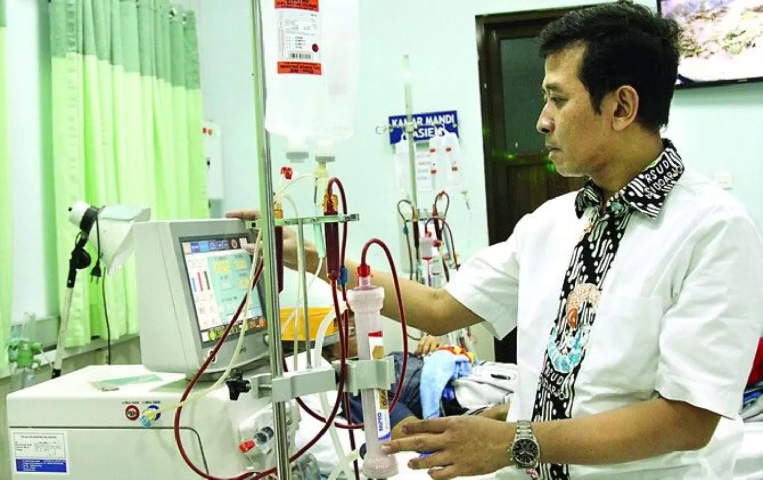 Ilustrasi: Dokter mengecek alat hemodialisa untuk pasien cuci darah di rumah sakit.