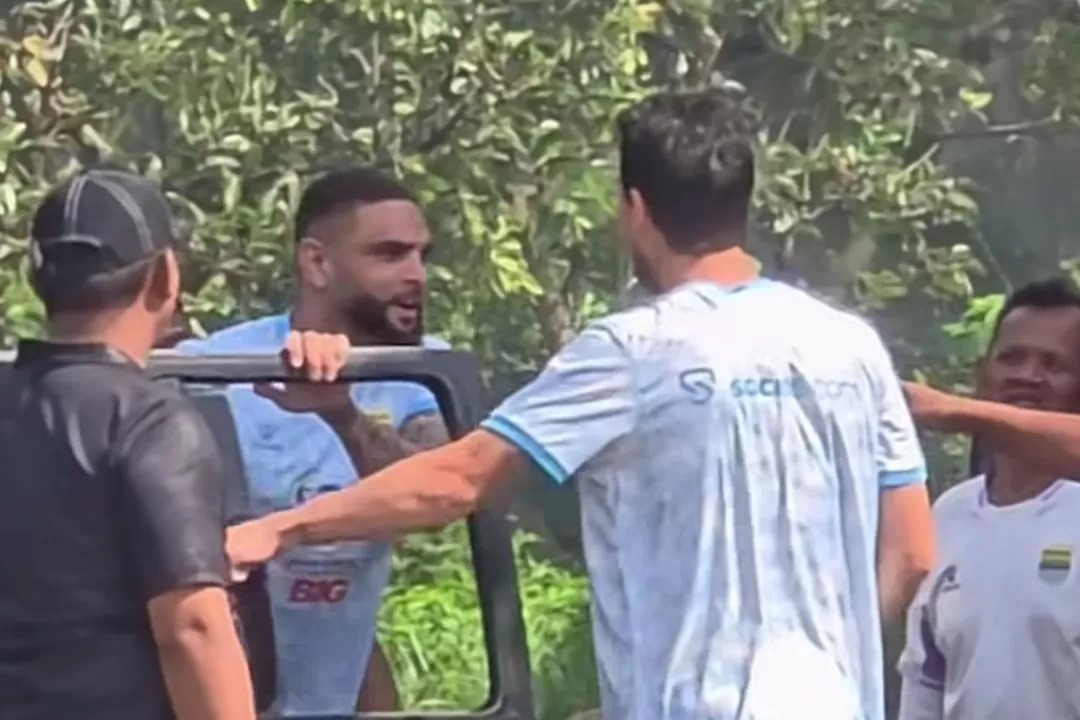 Layvin Kurzawa (dua dari kiri) kedapatan naik mobil bak terbuka dengan sejumlah pemain Persib, termasuk Thom Haye saat mau latihan tim.