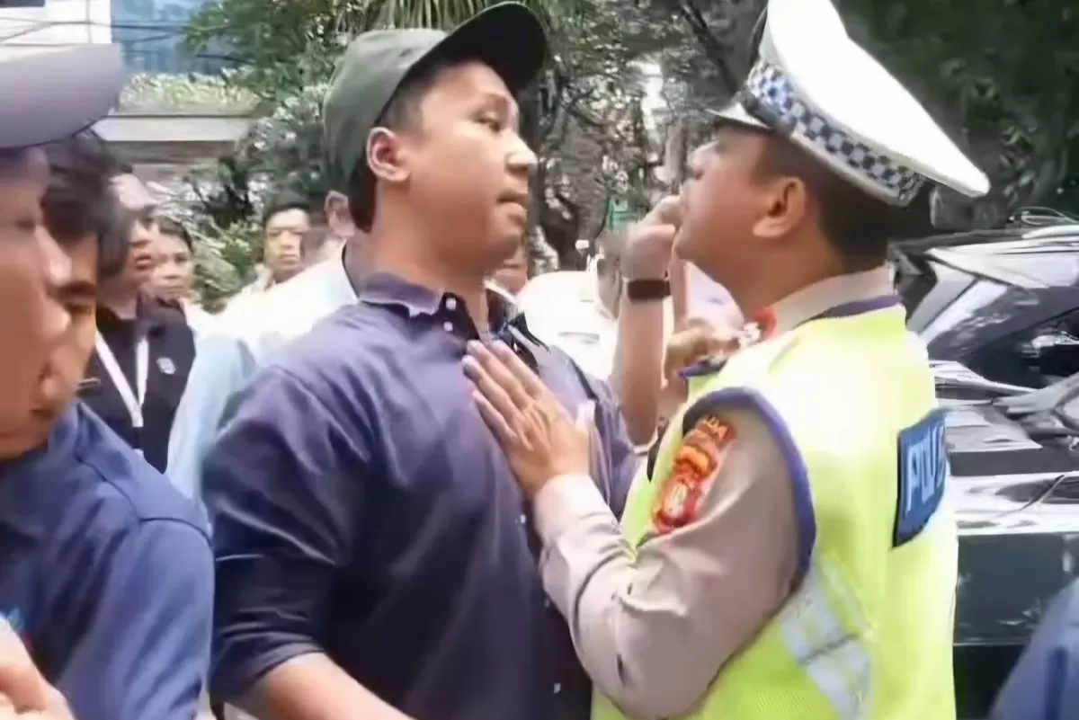 Petugas kepolisian menenangkan pengemudi yang cekcok dengan Dishub di Tanah Abang, Jumat (6/2/2026).