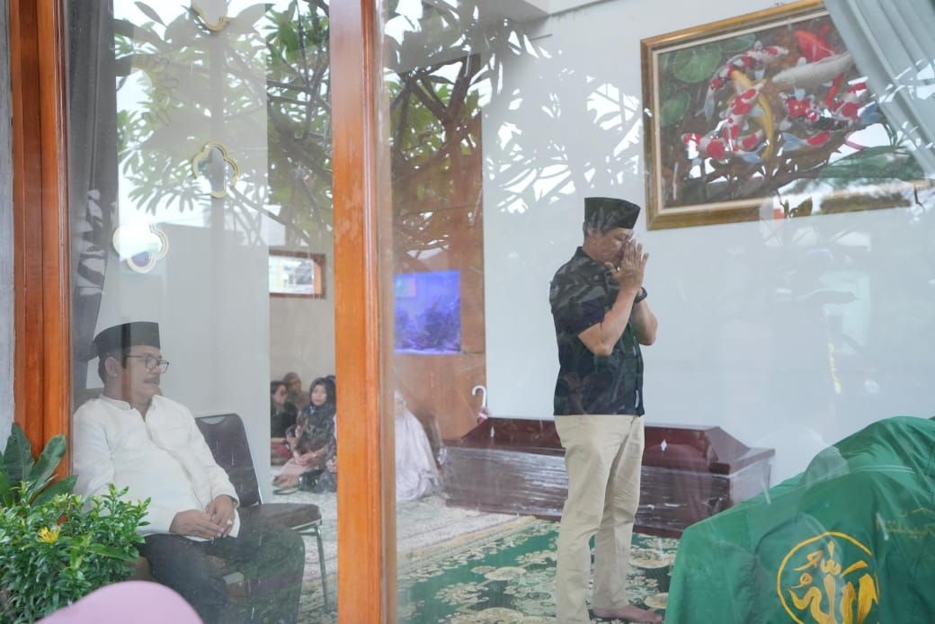 Bupati Klaten Hamenang Wajar Ismoyo mendoakan jenazah Wabup Klaten Benny Indra di rumah duka, Sabtu (7/2/2026.