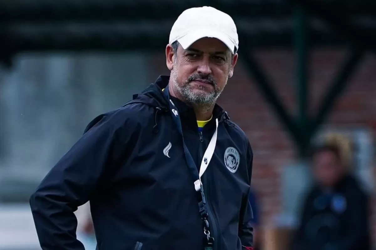 Pelatih Arema FC, Marcos Santos, memberikan penjelasan soal keributan yang terjadi pada akhir laga lawan Persija Jakarta di Stadion Utama Gelora Bung Karno, Minggu (8/2/2026).
