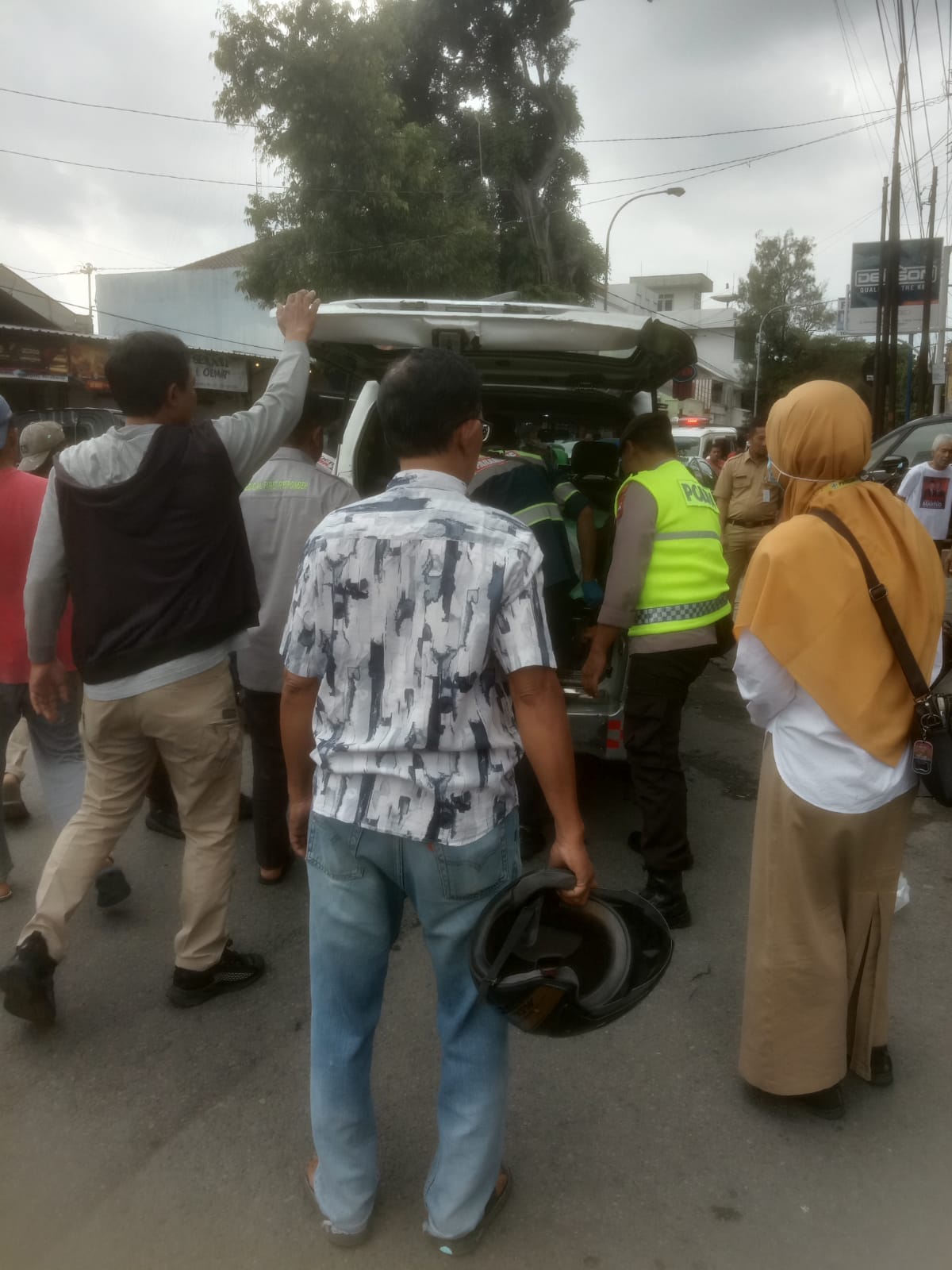 Kecelakaan kerja di Notosuman Solo, pekerja cat Slamet (31) jatuh dari lantai tiga ruko diduga akibat tersengat listrik.