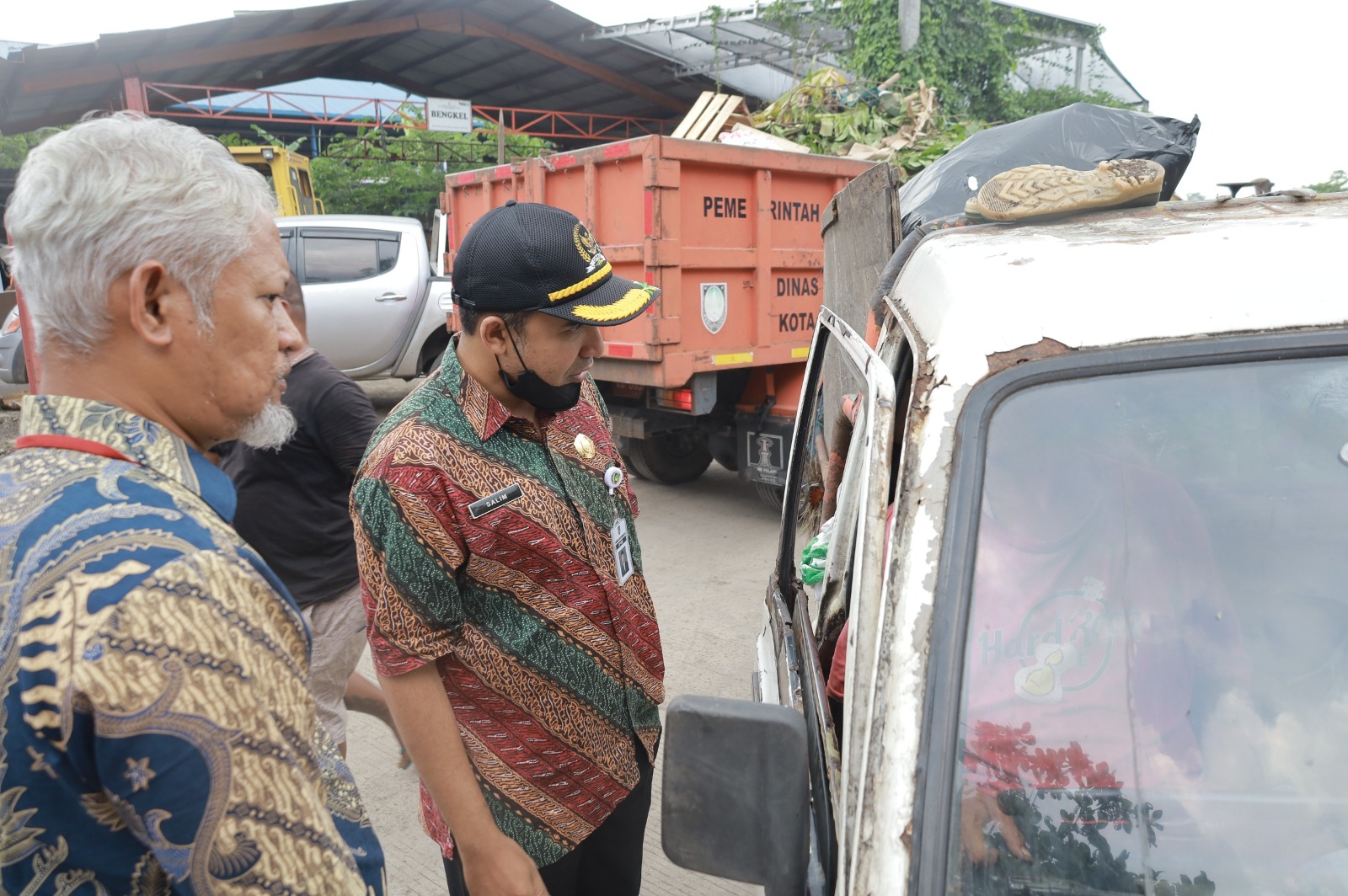 Komisi III DPRD Surakarta menemukan antrean armada sampah hingga 300 meter di TPA Putri Cempo akibat longsoran sampah.