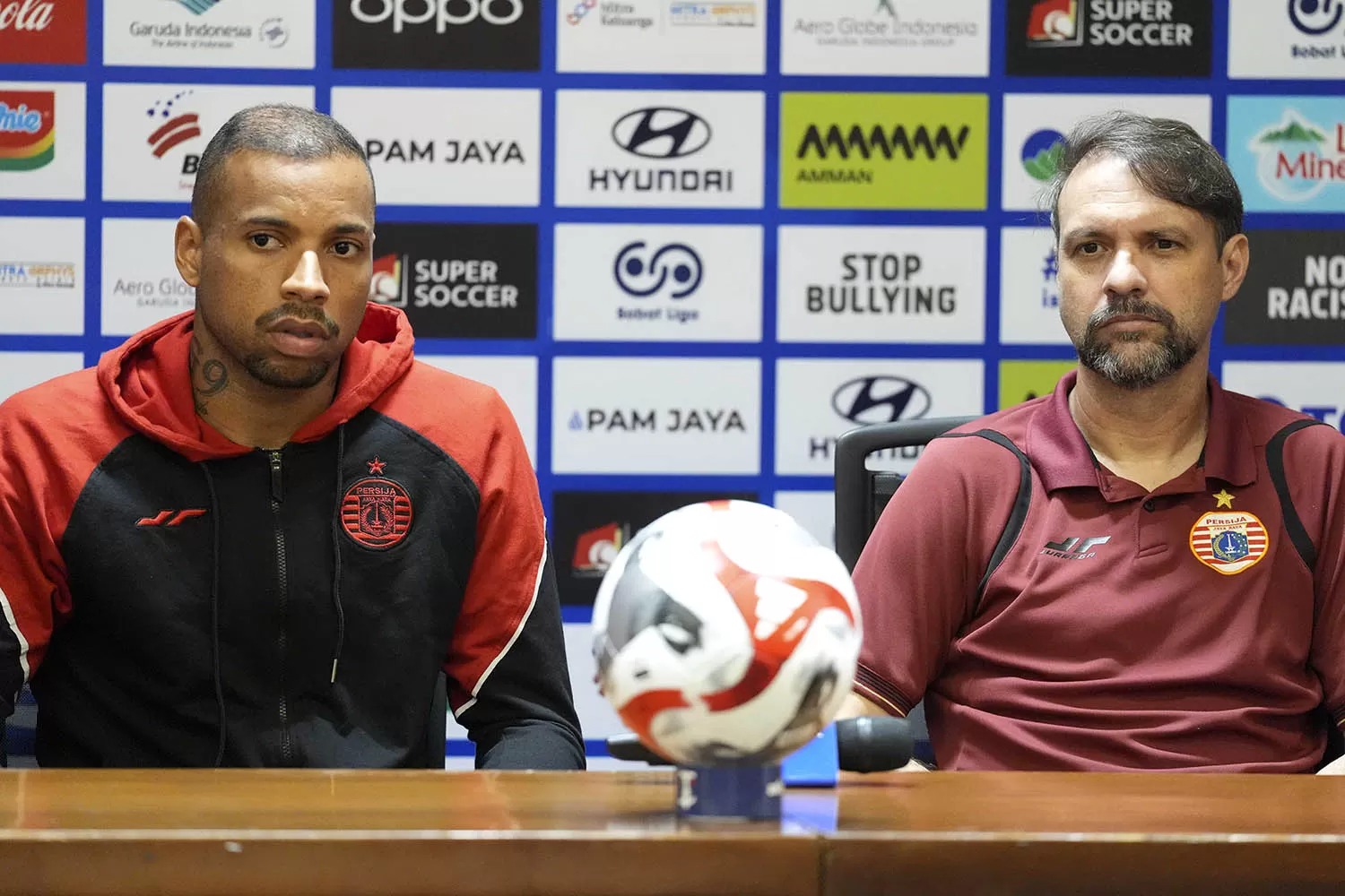 Pelatih Persija Jakarta Mauricio Souza (kanan) dan Gustavo Almeida dalam konferensi pers jelang laga kontra Arema FC di pekan ke-20.
