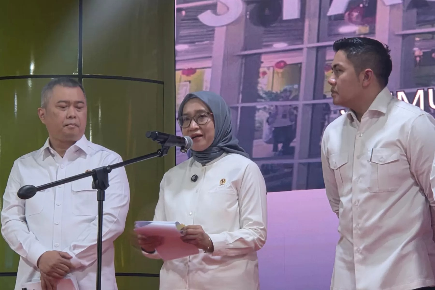 Menteri Pendayagunaan Aparatur Negara dan Reformasi Birokrasi (PANRB) Rini Widyantini (tengah).