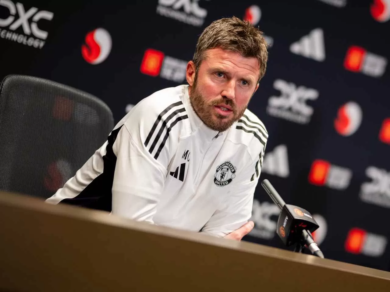 Michael Carrick pelatih Manchester United.
