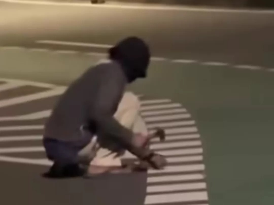Seorang pria misterius tertangkap kamera sedang asyik mencongkel road stud atau mata kucing marka jalan di kawasan Cawang, Jakarta Timur.