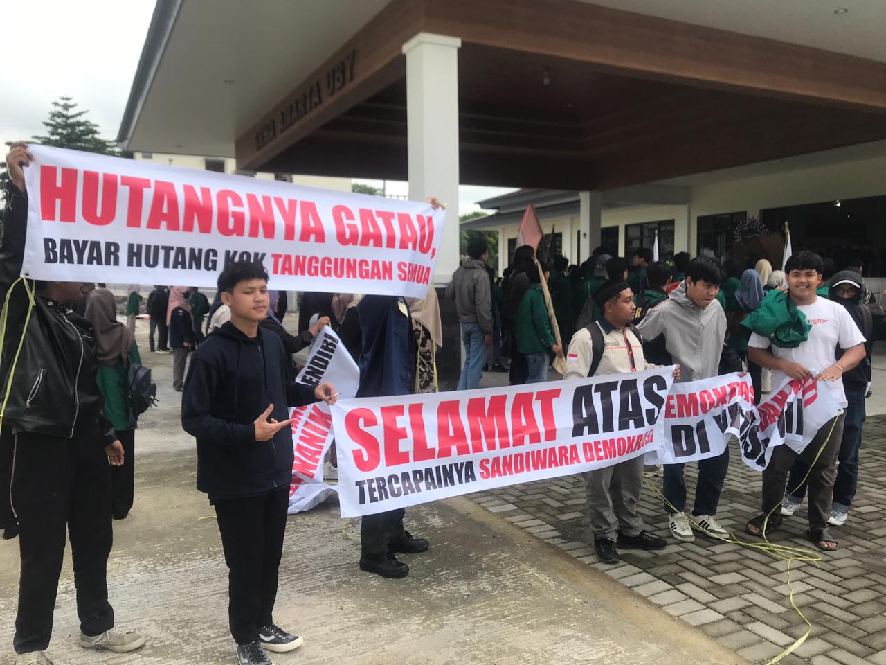 Pelantikan Rektor Universitas Boyolali periode 2026&ndash;2030 diwarnai aksi demo mahasiswa menuntut pengangkatan dikaji ulang serta perbaikan fasilitas kampus.
