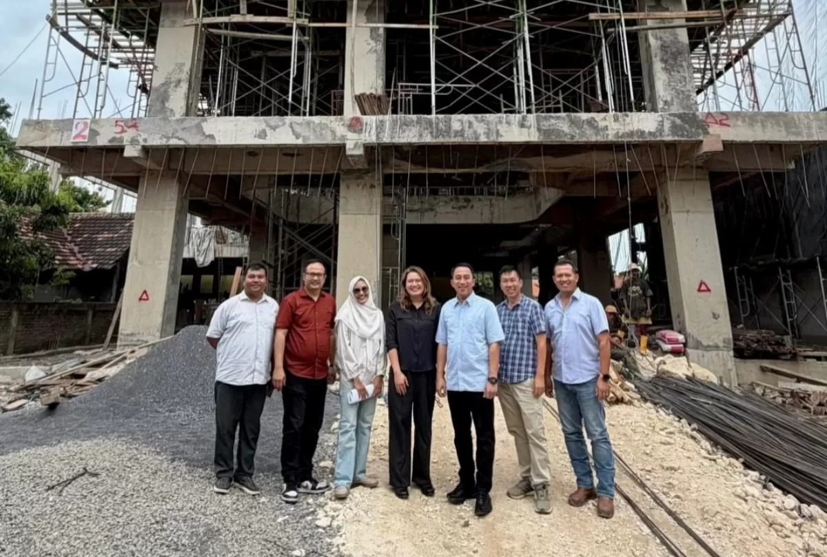 CEO PSIS Datu Nova bersama suami diduga berfoto di depan mess baru PSIS Semarang.