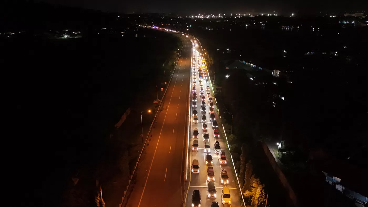 Pergerakan lalu lintas arus mudik Lebaran dari Jakarta menuju arah Pelabuhan Merak melalui Gerbang Tol Merak, Cilegon, Banten pada H-4 Hari Raya Idul Fitri 1446 Hijriah/2025 terpantau ramai lancar.