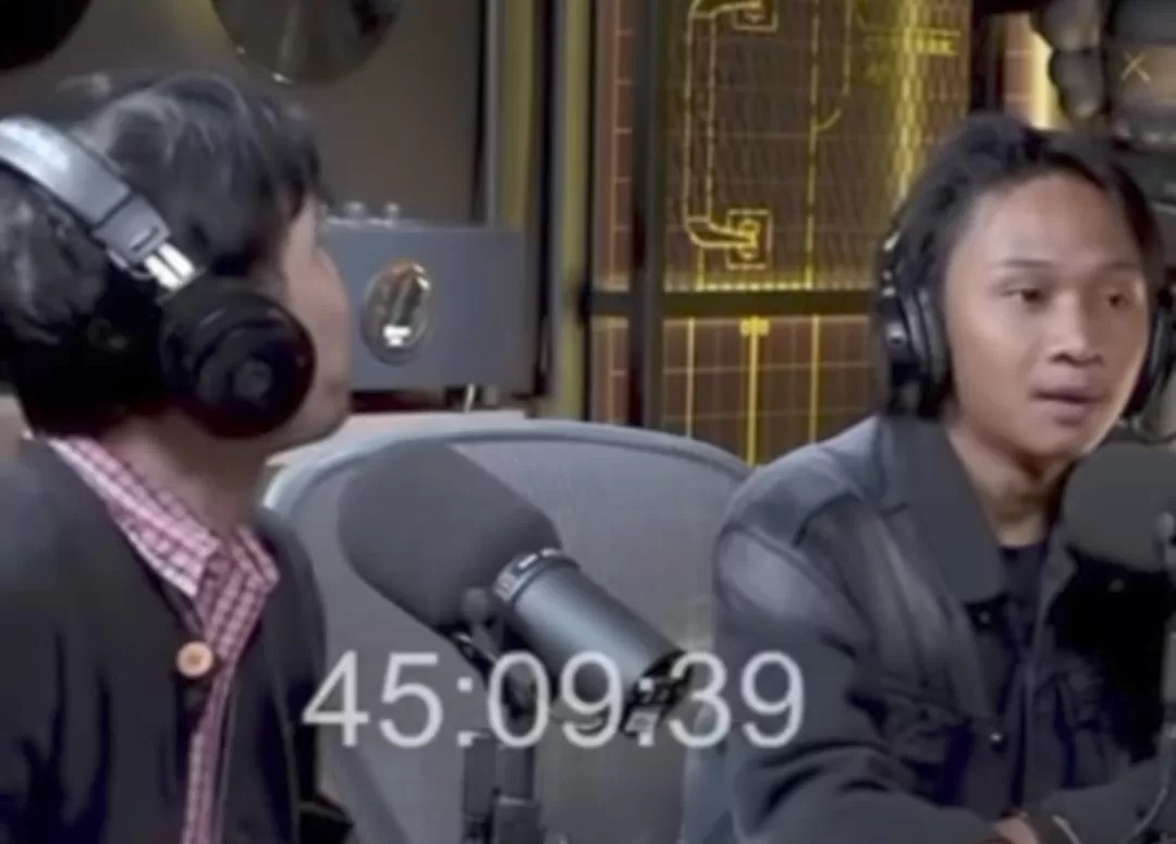 Fajar Sadboy diludahi oleh komika Indra Frimawan.
