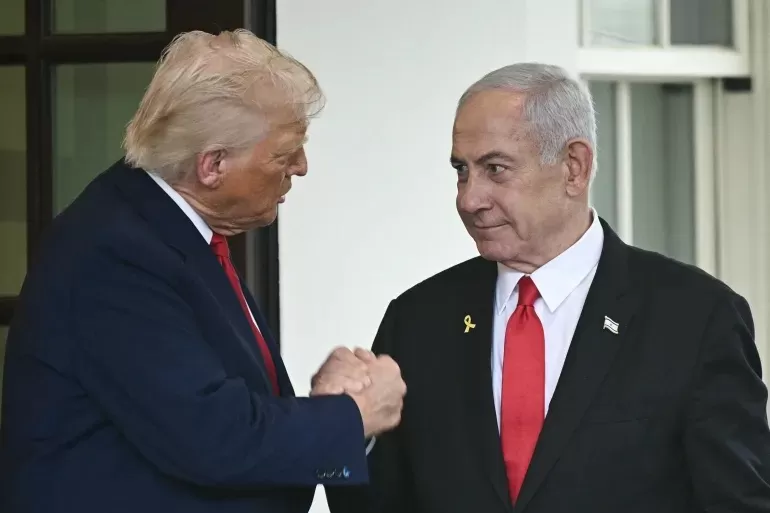 Trump dan Netanyahu berjabat tangan saat bertemu di Gedung Putih pada 7 April 2025.