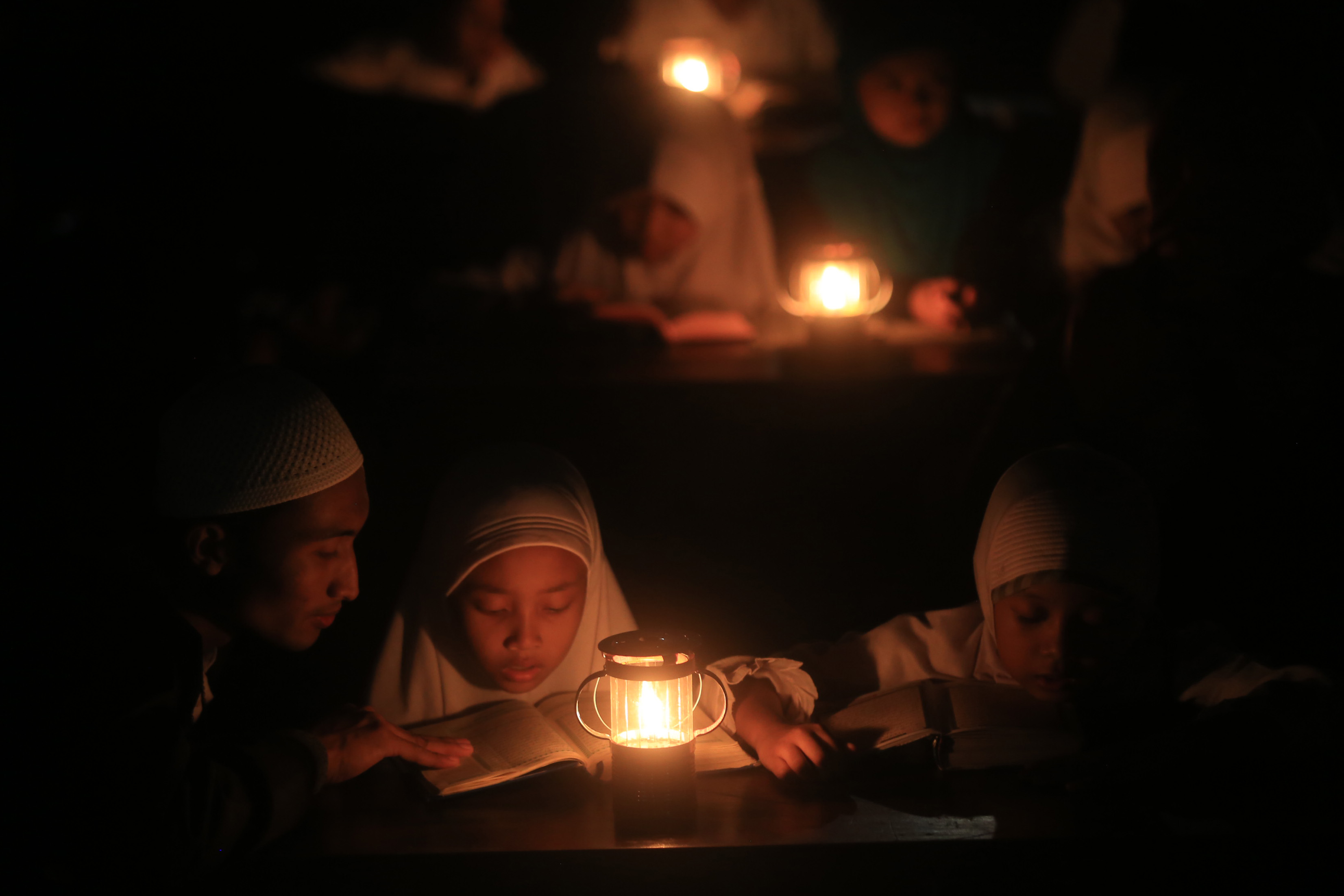 Anak-anak belajar membaca Alquran di momen Bulan Ramadhan.