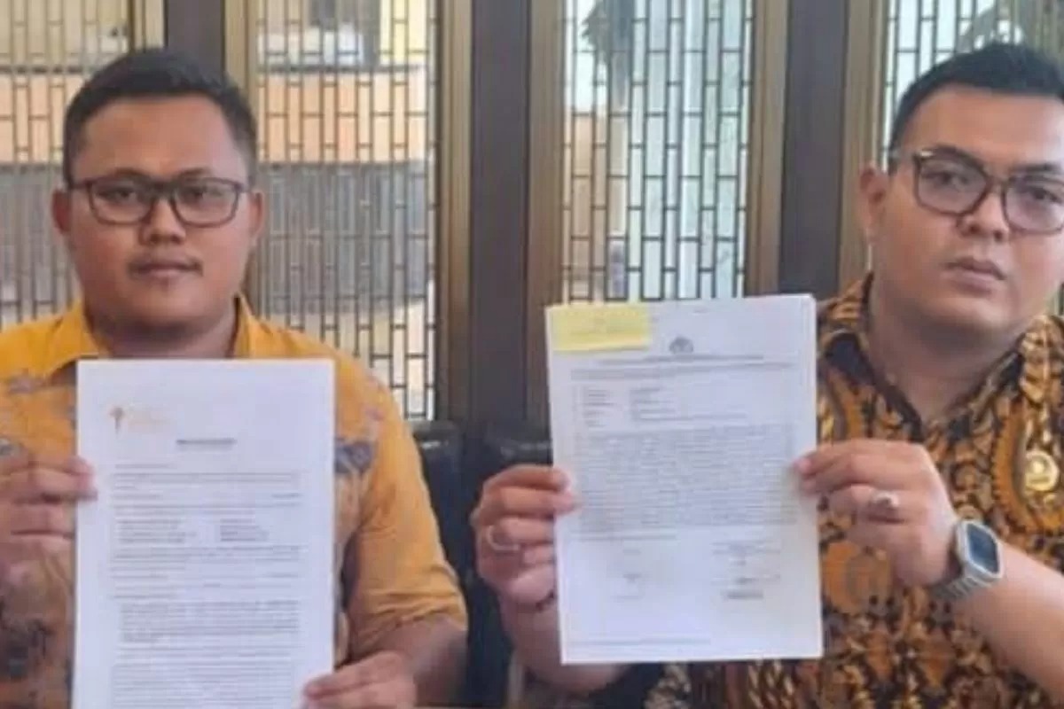 Kuasa hukum pelapor, Triyogo Waluyo tunjukkan Surat Pemberitahuan Perkembangan Hasil Penyidikan (SP2HP) dari penyidik Bareskrim Polri.