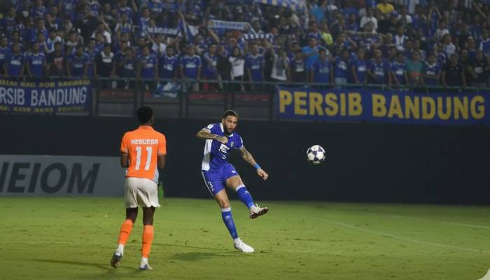 Aksi Lavyin Kurzawa lawan Ratchaburi FC.