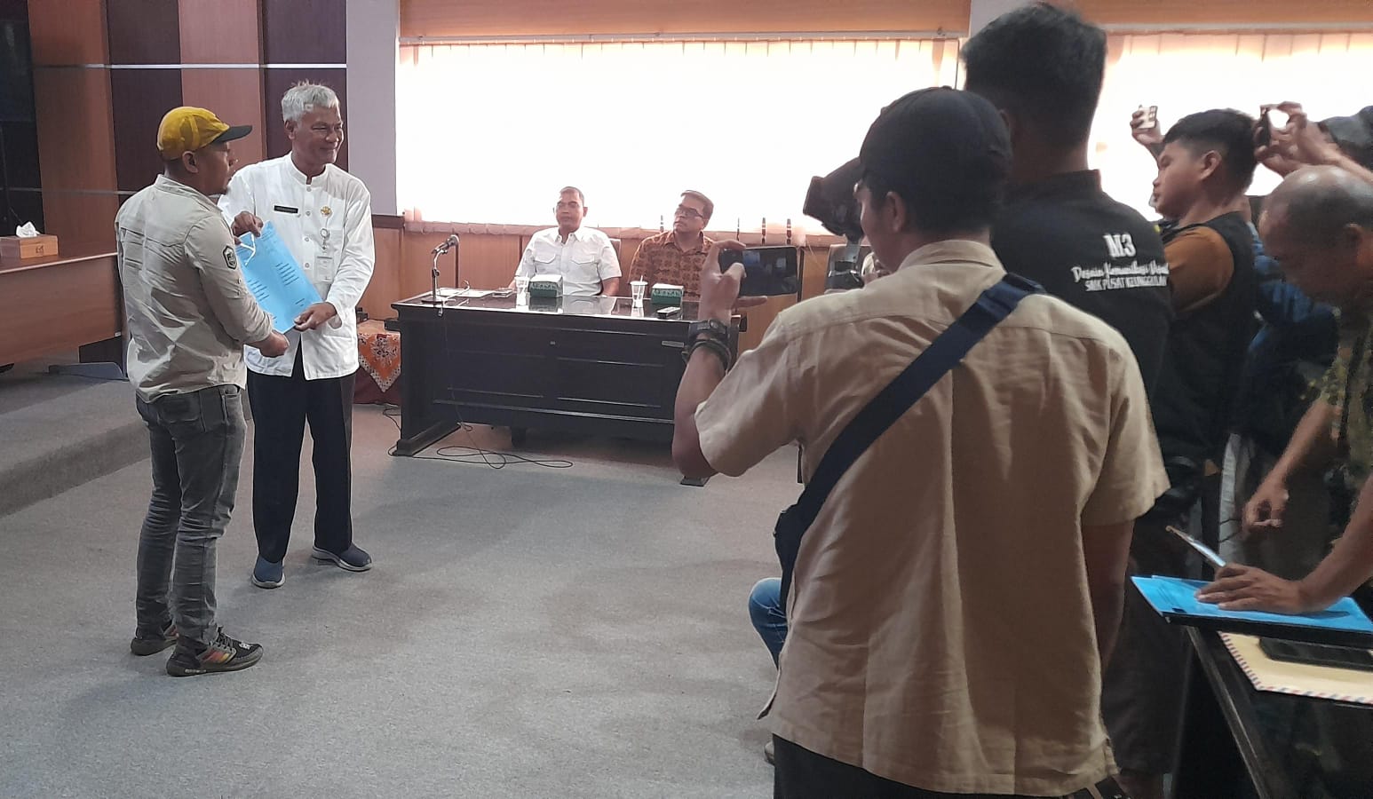 Aliansi masyarakat lereng Gunung Lawu mendatangi Kantor Bupati Karanganyar menolak proyek geothermal di Jenawi yang disebut sudah masuk tahap lelang.