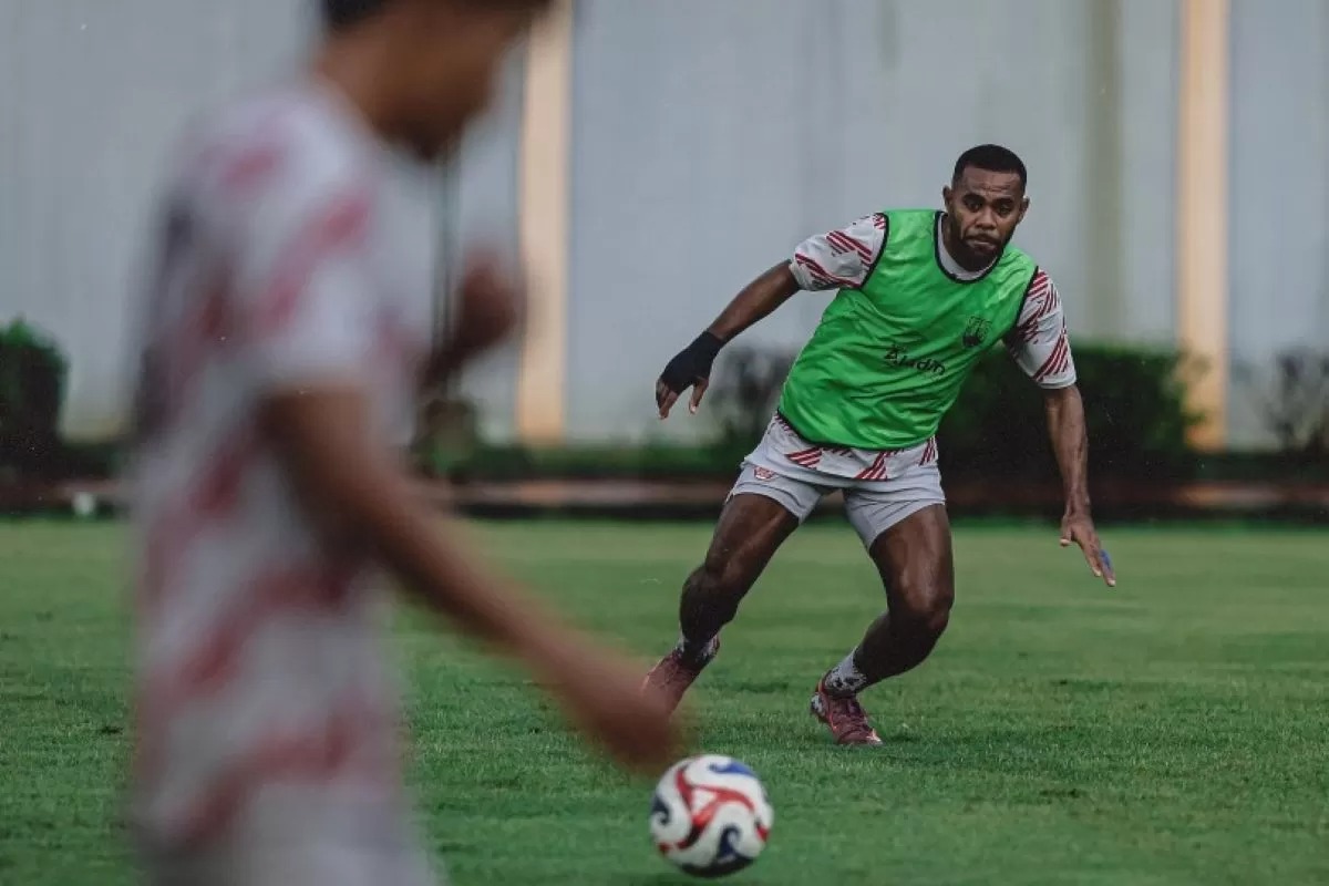 Yabes Roni Antusias jalani latihan perdana bersama Persis Solo, siap berikan kontribusi maksimal. 