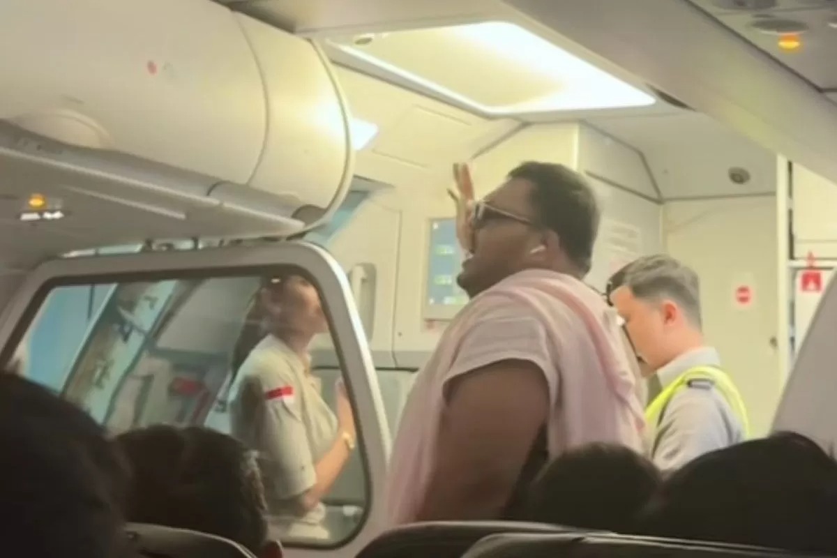 Tangkapan layar detik-detik ketegangan antara penumpang dengan kru Super Air Jet rute Jakarta-Bali.