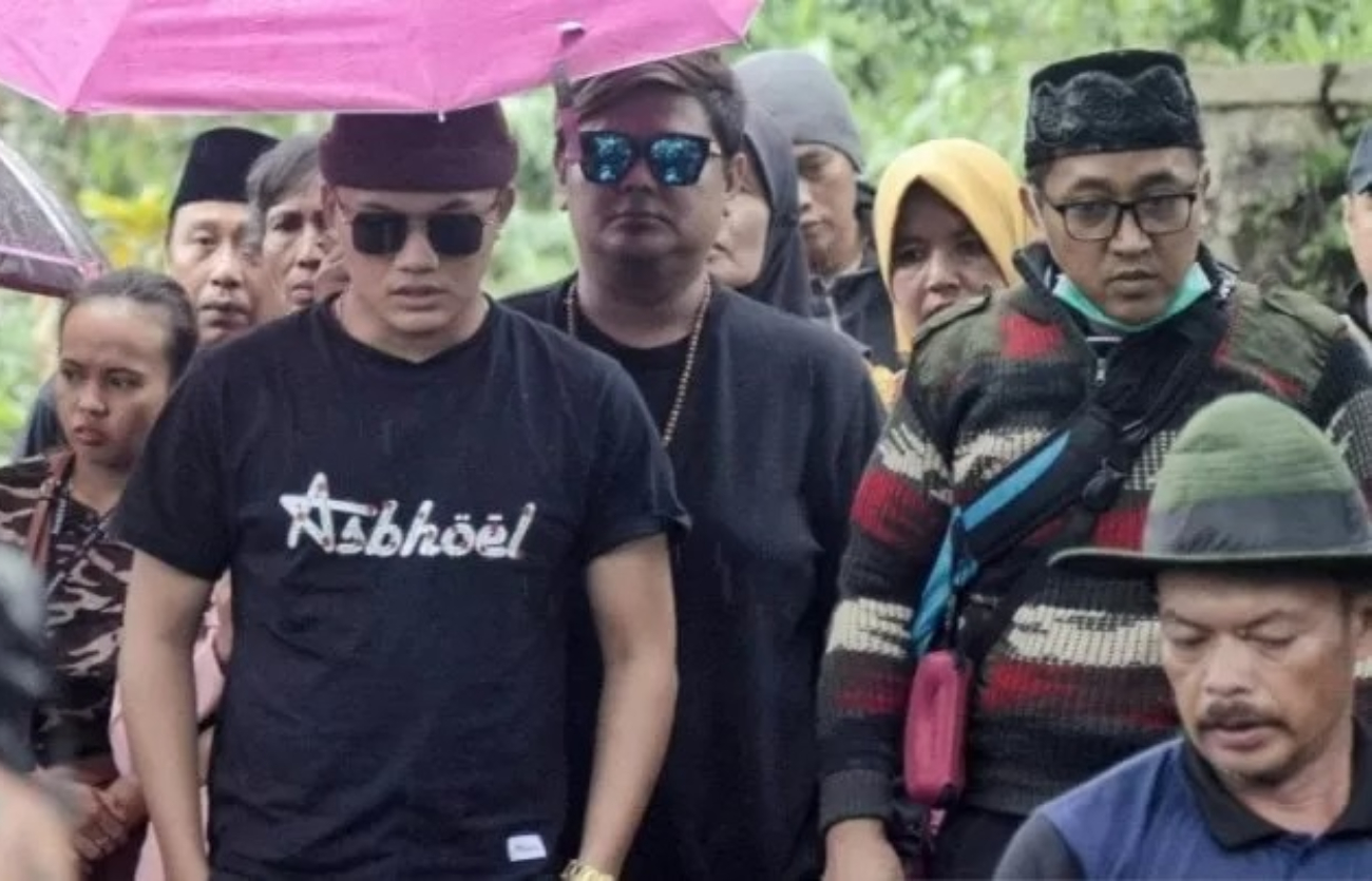 Teddy Pardiyana dan Rizky Febian saat pemakaman Lina Jubaidah di kawasan Ujung Berung, Bandung, Jawa Barat.