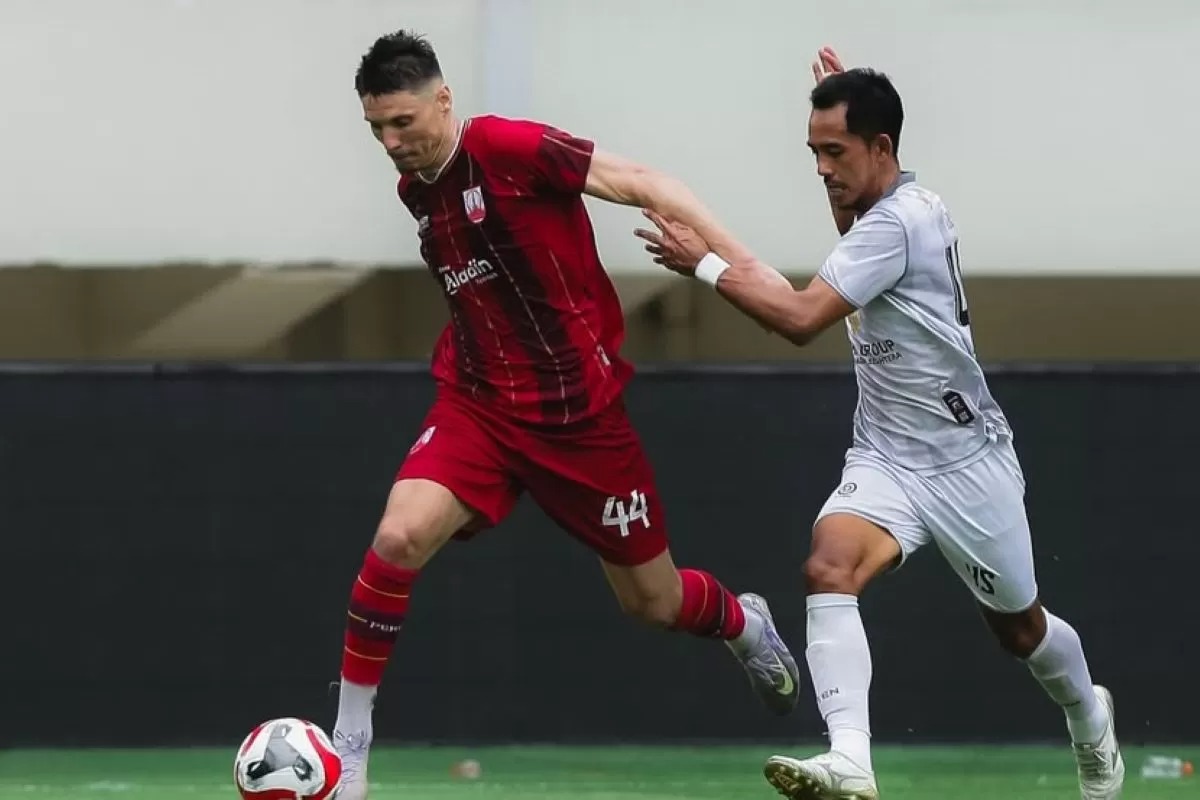 Dusan Mijic (kiri) saat laga imbang Persis Solo melawan Madura United. 