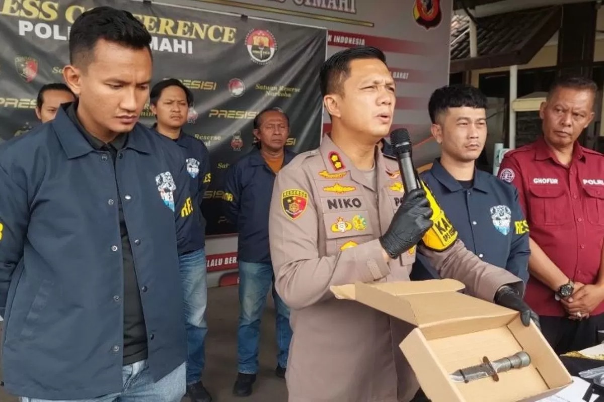 Kapolres Cimahi AKBP Niko N. Adi Putra saat melakukan konferensi pers di Cimahi.