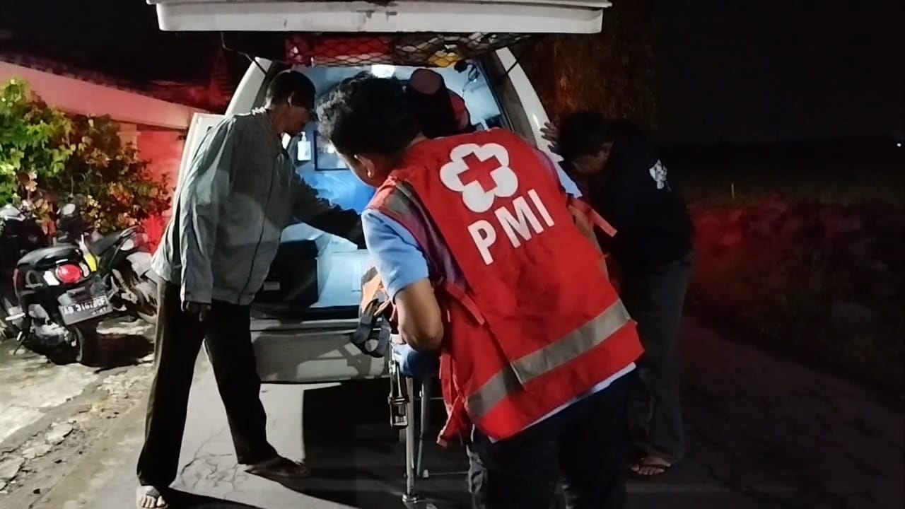 Evakuasi pria asal Semarang ditemukan meninggal dunia di dalam kamar KUA Sidoharjo, Sragen, Minggu malam (15/2/2026).