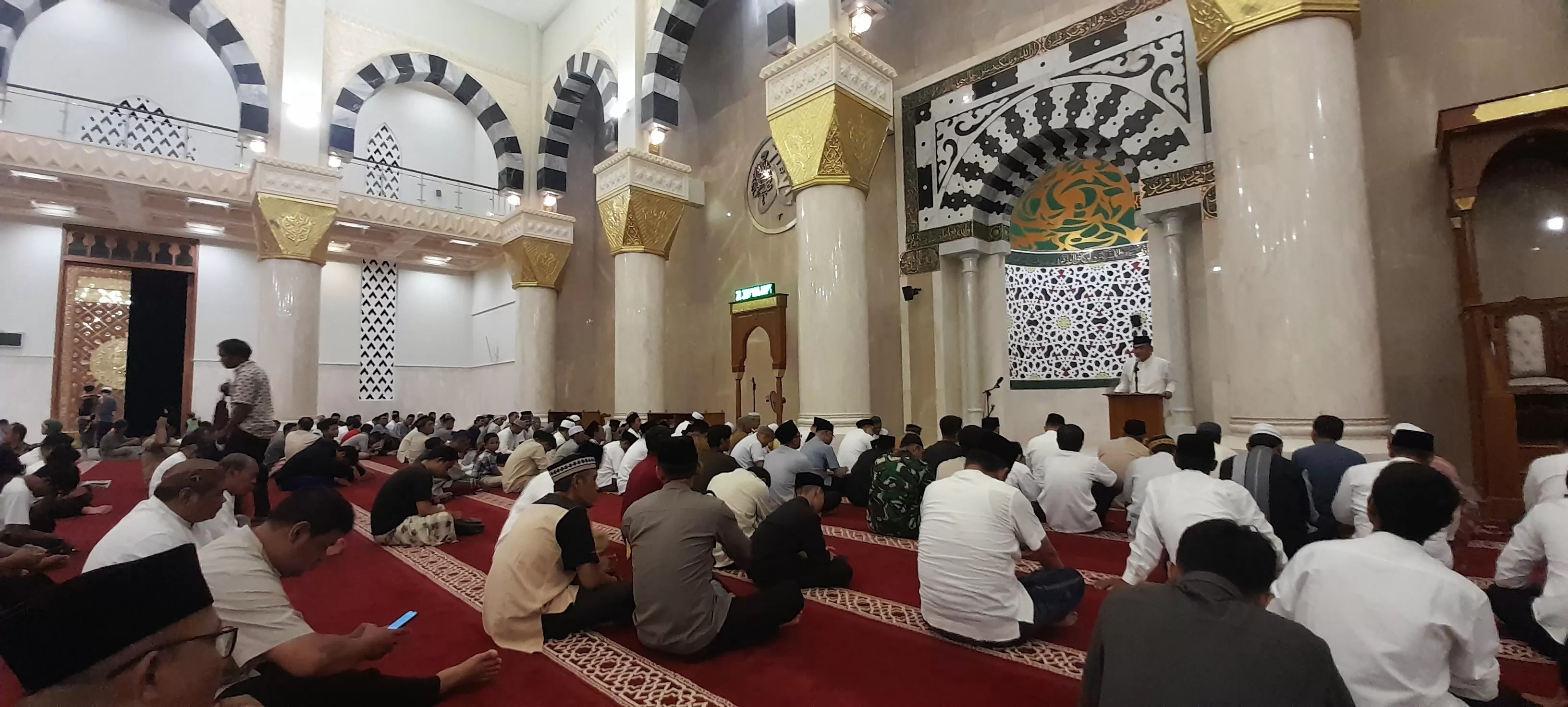 Ilustrasi Salat Tarawih di Masjid Agung Madaniyah.