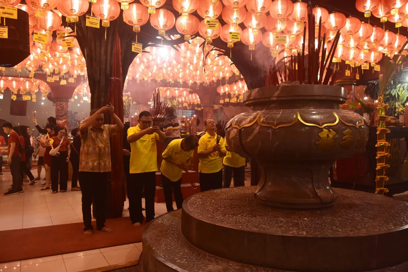 Warga keturunan Tionghoa beribadah merayakan Tahun Baru Imlek 2577 di Vihara Boen San Bio, Kota Tangerang, Banten.