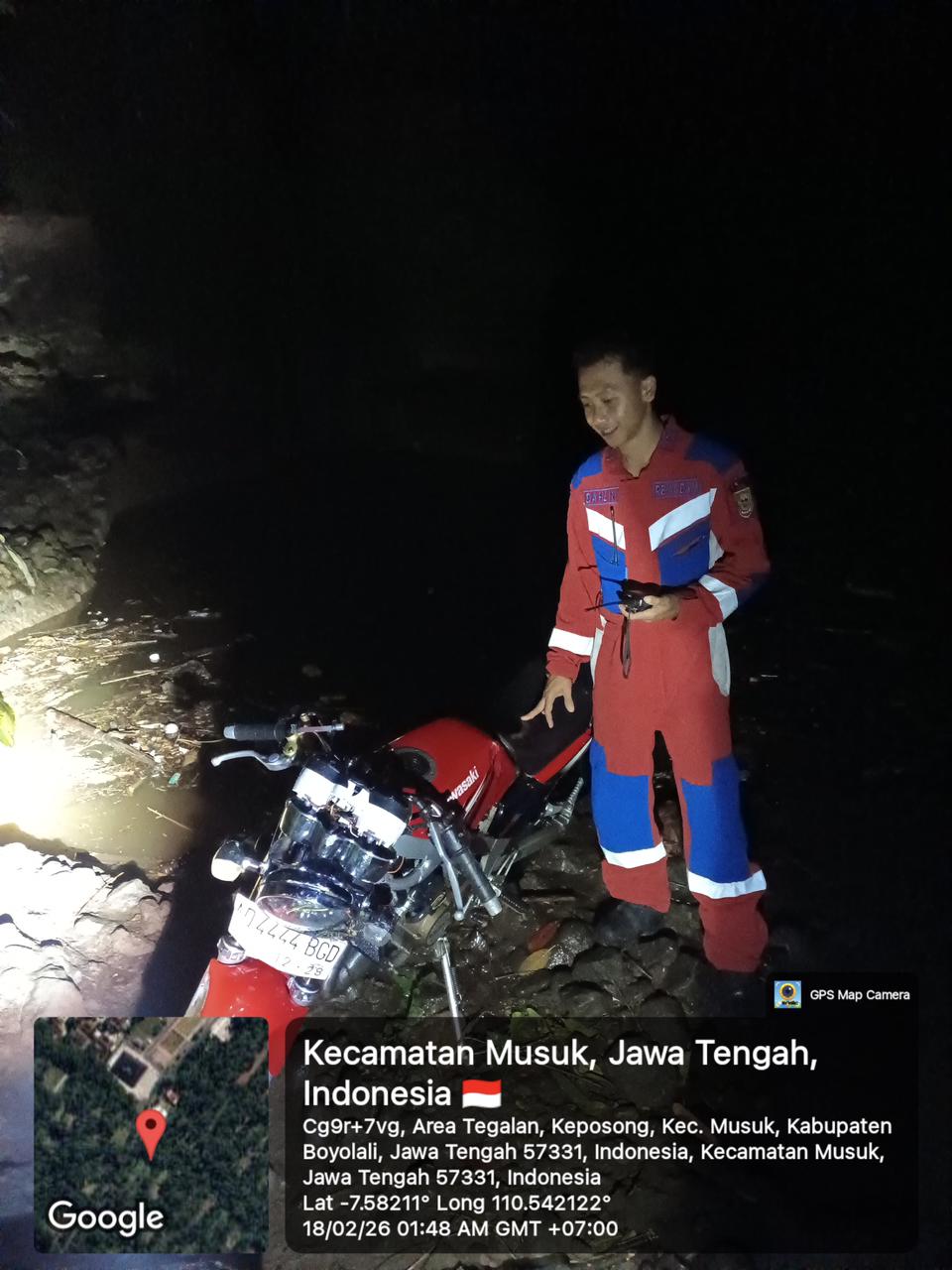 Sebuah sepeda motor Kawasaki Ninja SS terjun ke jurang sedalam sekitar 17 meter, di embatan Puskesmas Tamansari, Selasa (17/2)