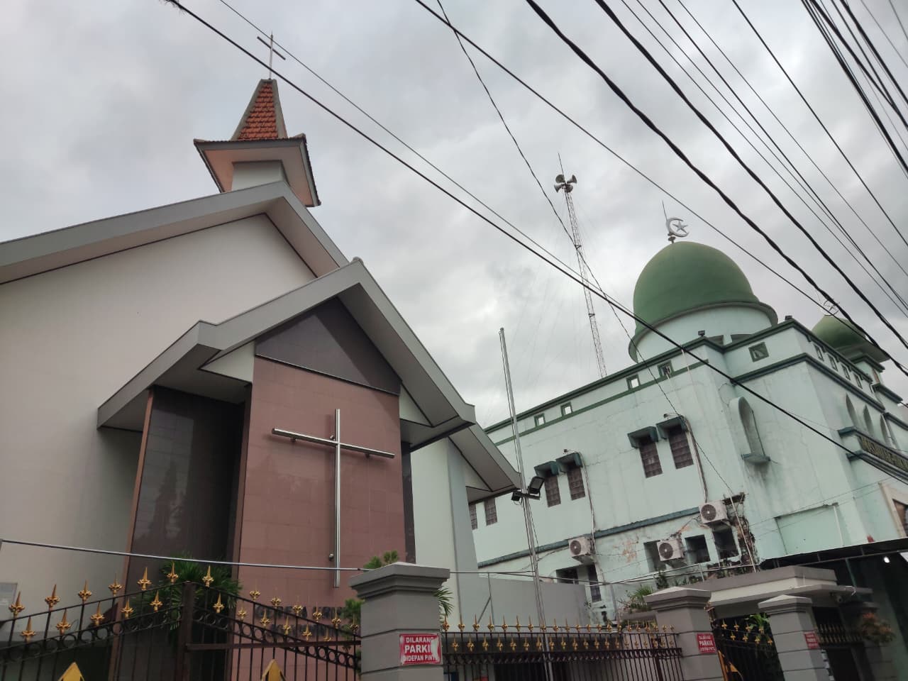 TOLERANSI : Misa Rabu Abu dan salat tarawih perdana 1 Ramadan 1447 H digelar bersamaan di GKJ Joyodiningratan dan Masjid Al-Hikmah Solo.