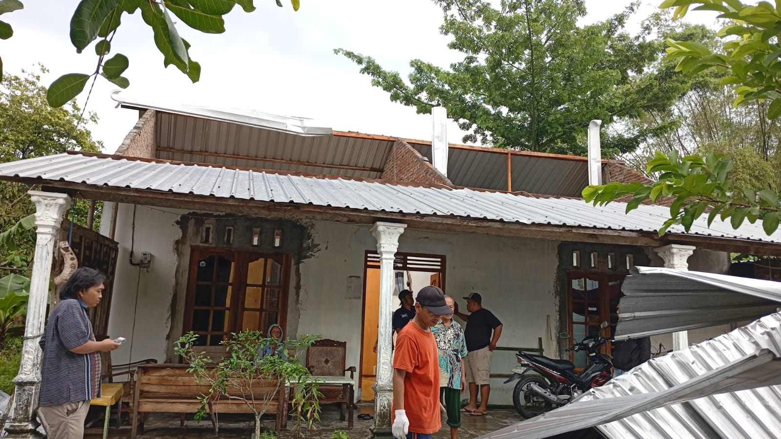 Hujan deras disertai angin kencang melanda Nguter dan Sukoharjo, menyebabkan pohon tumbang dan satu rumah rusak.