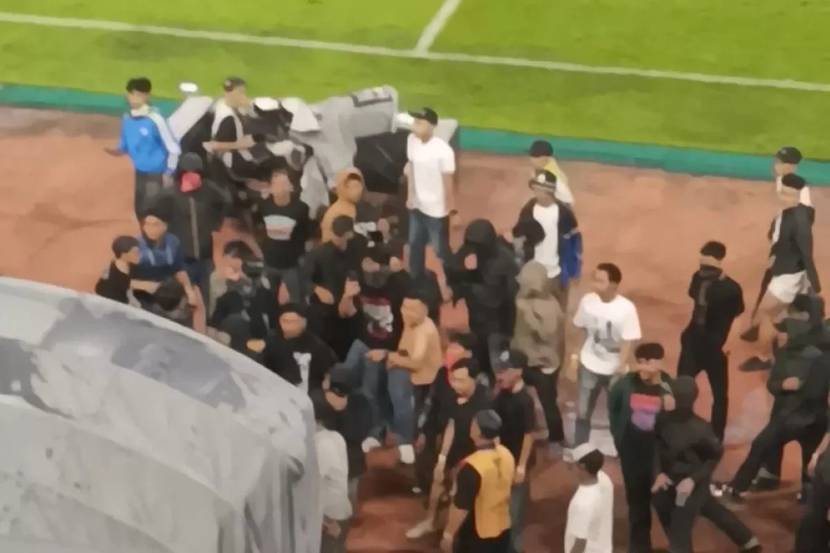 Wasit asal Arab Saudi jadi sasaran kekecewaan oknum suporter Persib yang masuk ke lapangan usai pertandingan melawan Ratchaburi FC.