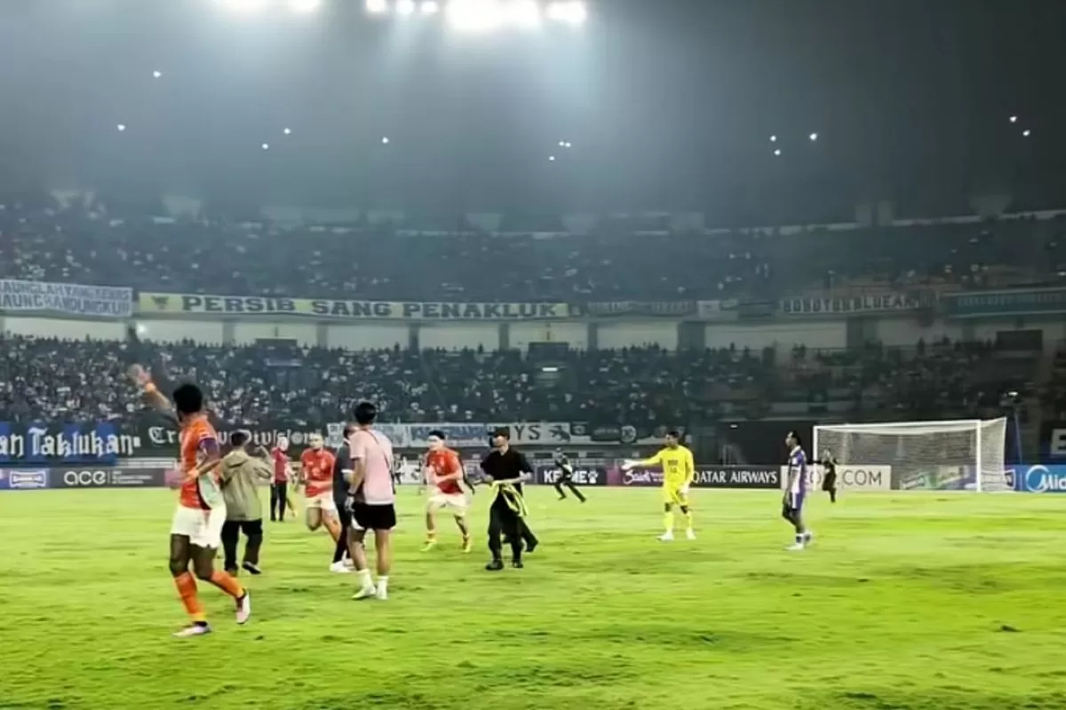 Akun Instagram resmi Ratchaburi FC sampai membagikan video pasca laga kontra Persib Bandung yang berakhir ricuh.