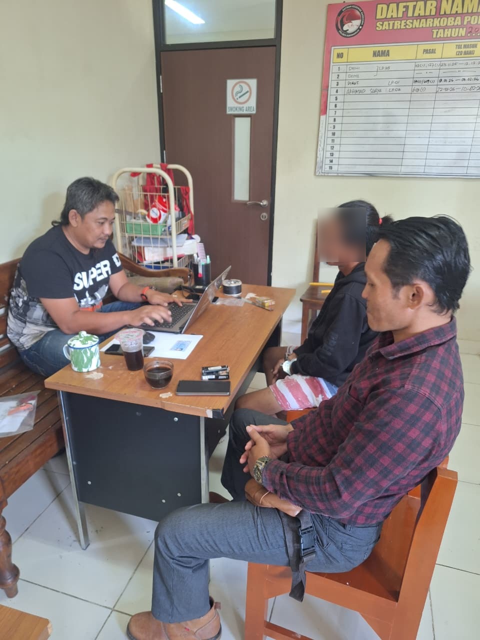 Satresnarkoba Polres Sukoharjo menangkap pria berinisial WN (37) di garasi truk Cangkol, Mojolaban.