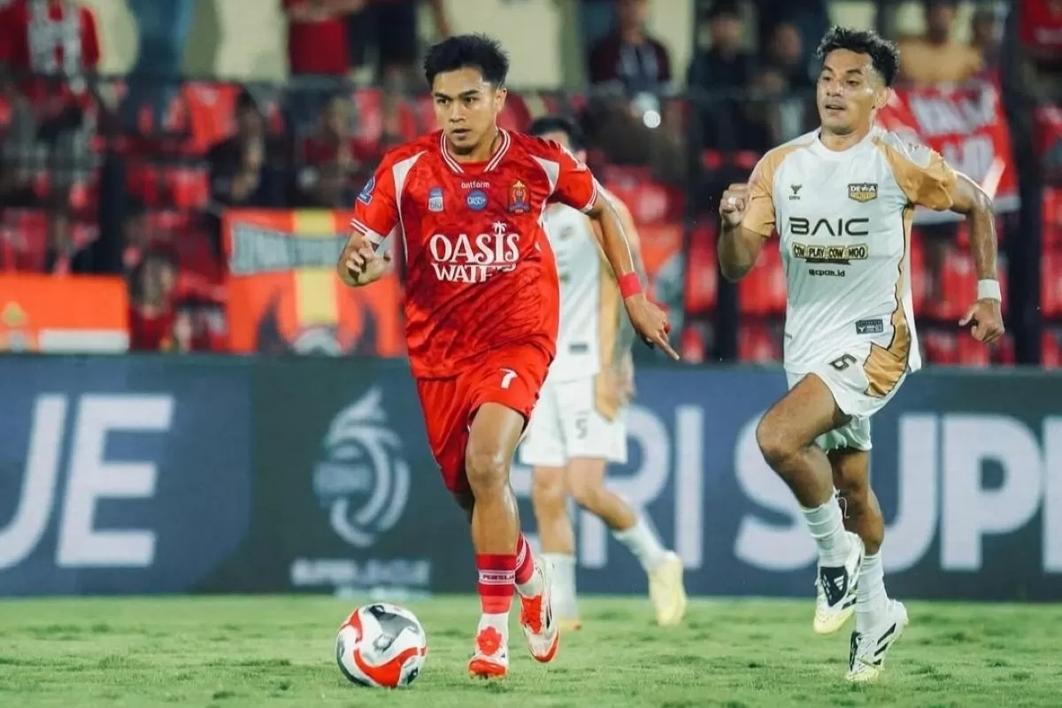 Pemain sayap Persijap Jepara Indra Arya. 