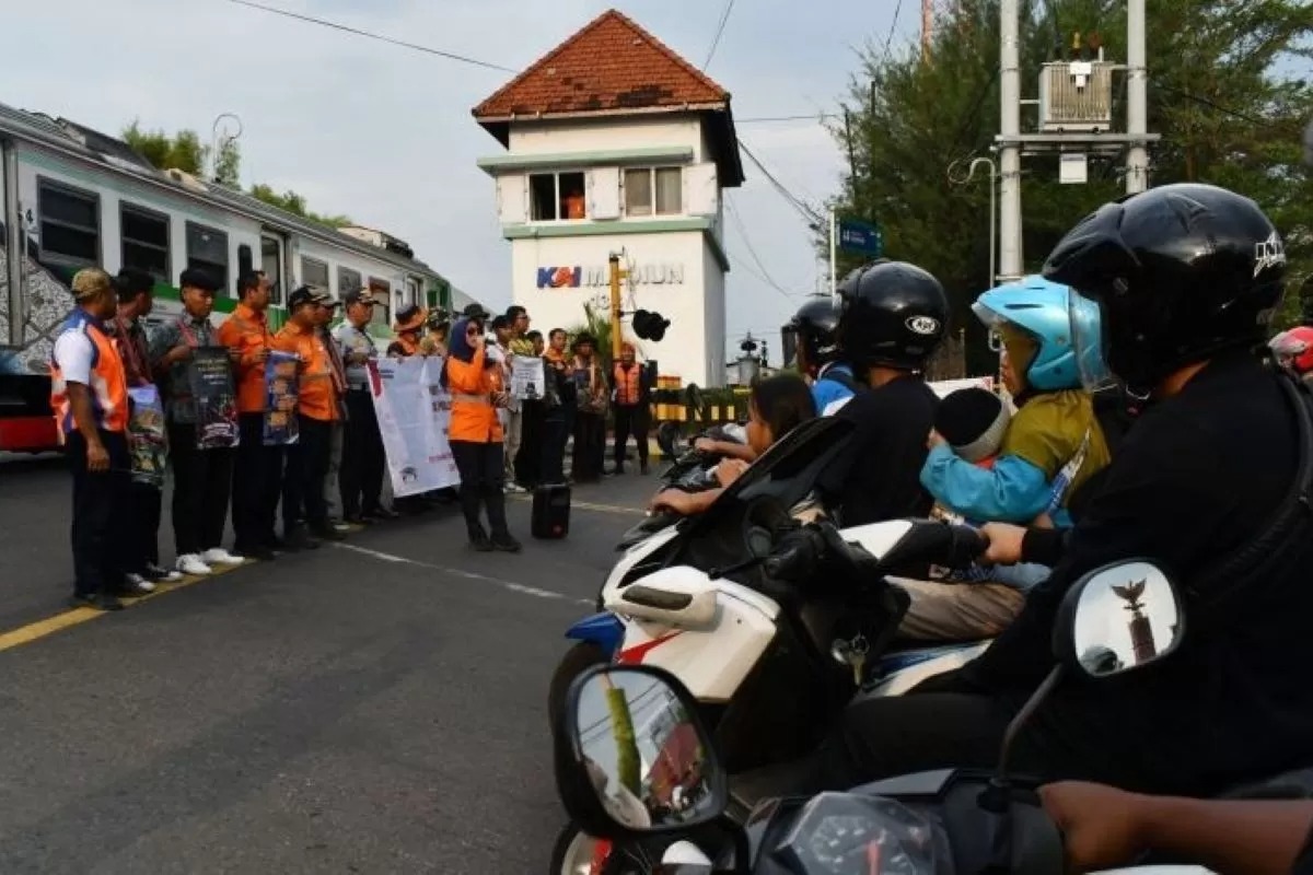 Ilustrasi petugas PT KAI dan Dinas Perhubungan bersama komunitas pecinta kereta api sosialisasi keselamatan dan keamanan perjalanan kereta api. 
