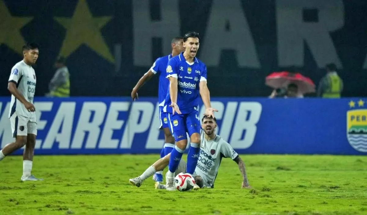 Dion Markx mencatatkan debut bareng Persib Bandung saat masuk pada menit ke-87 menggantikan Berguinho melawan Persita Tangerang. 