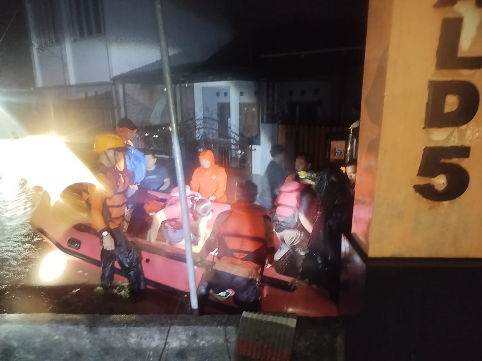 Delapan warga termasuk balita dievakuasi BPBD Minggu malam (22/2)