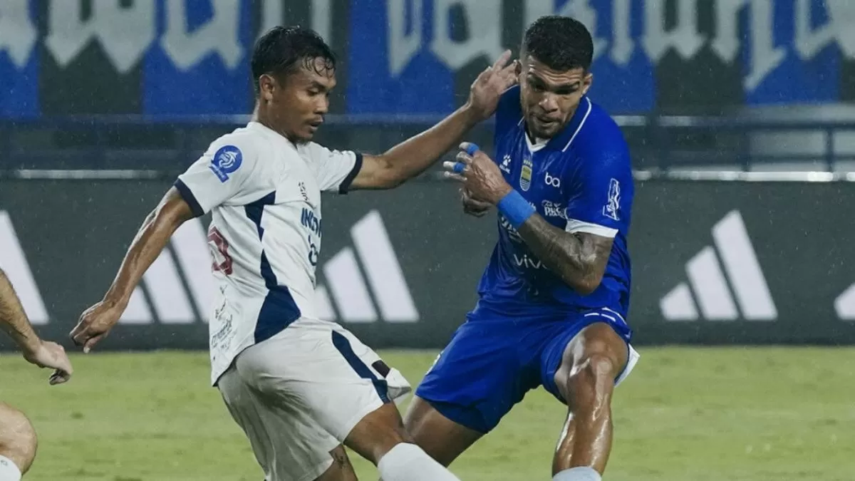 Persib Bandung vs Persita Tangerang.
