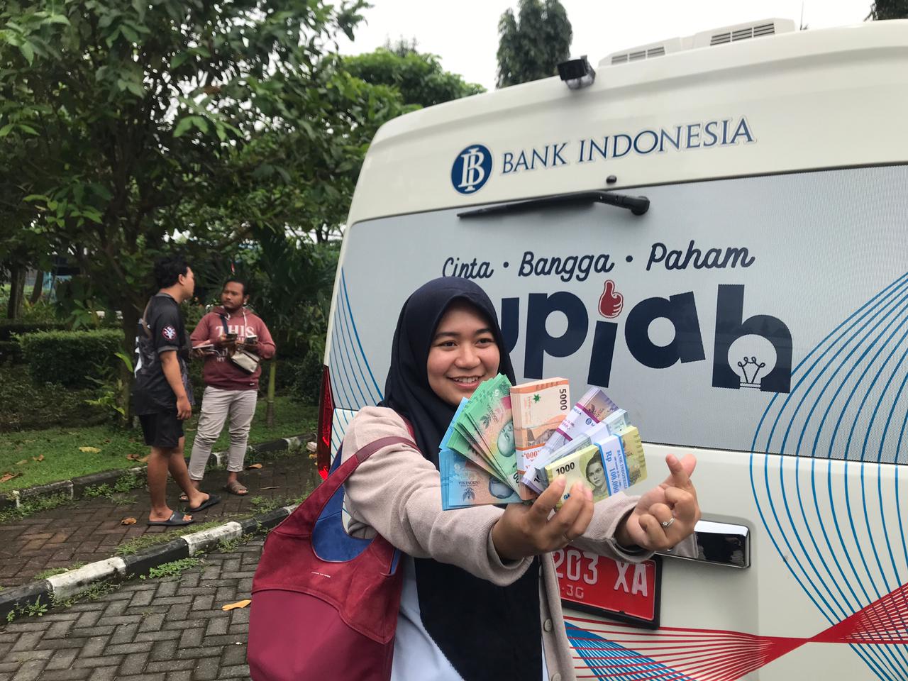 Seorang warga menunjukkan hasil penukaran uang di kawasan halaman Masjid Agung Boyolali Selasa (24/2).
