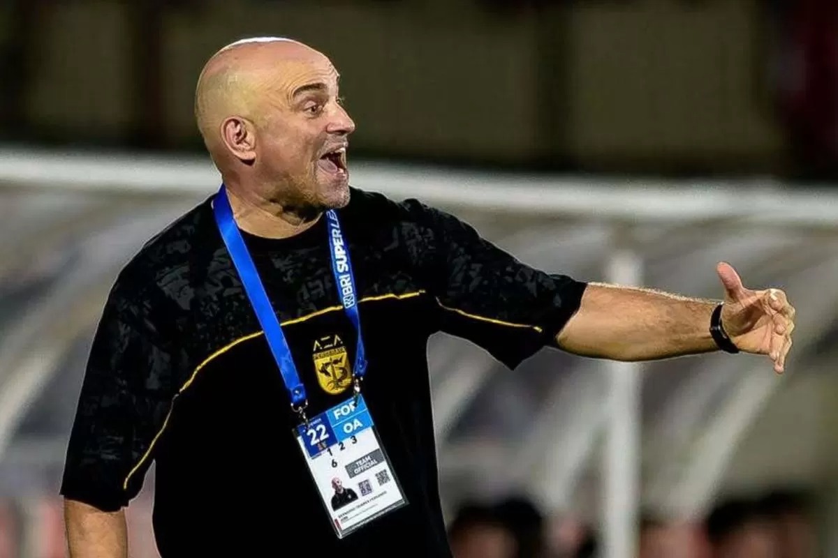 Pelatih Persebaya Bernardo Tavares menyoroti nasib Persis Solo yang terancam degradasi dan mendorong federasi menghadirkan lebih banyak turnamen di sepak bola Indonesia. 