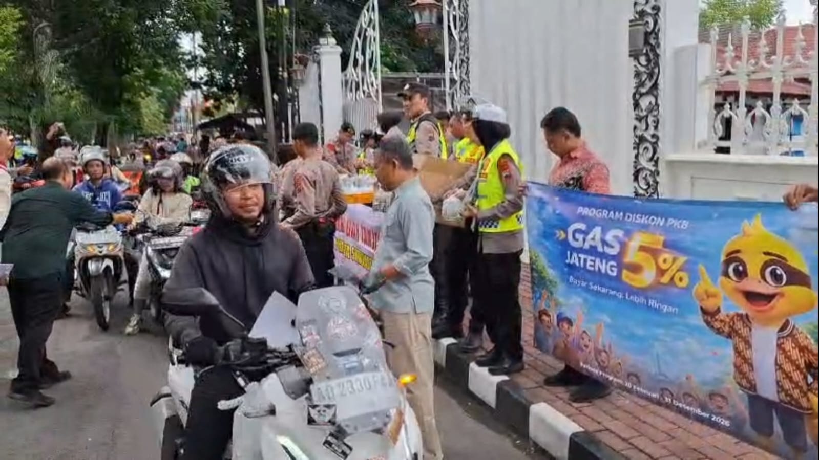 Samsat Surakarta bagikan 200 paket takjil sembari menyosialisasikan diskon pajak 5 persen.