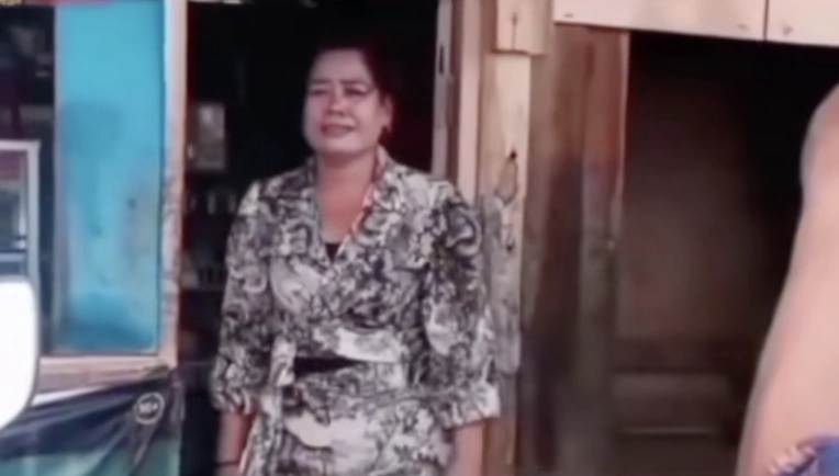 Viral perempuan ngamuk gara-gara warungnya dibongkar Satpol PP. 
