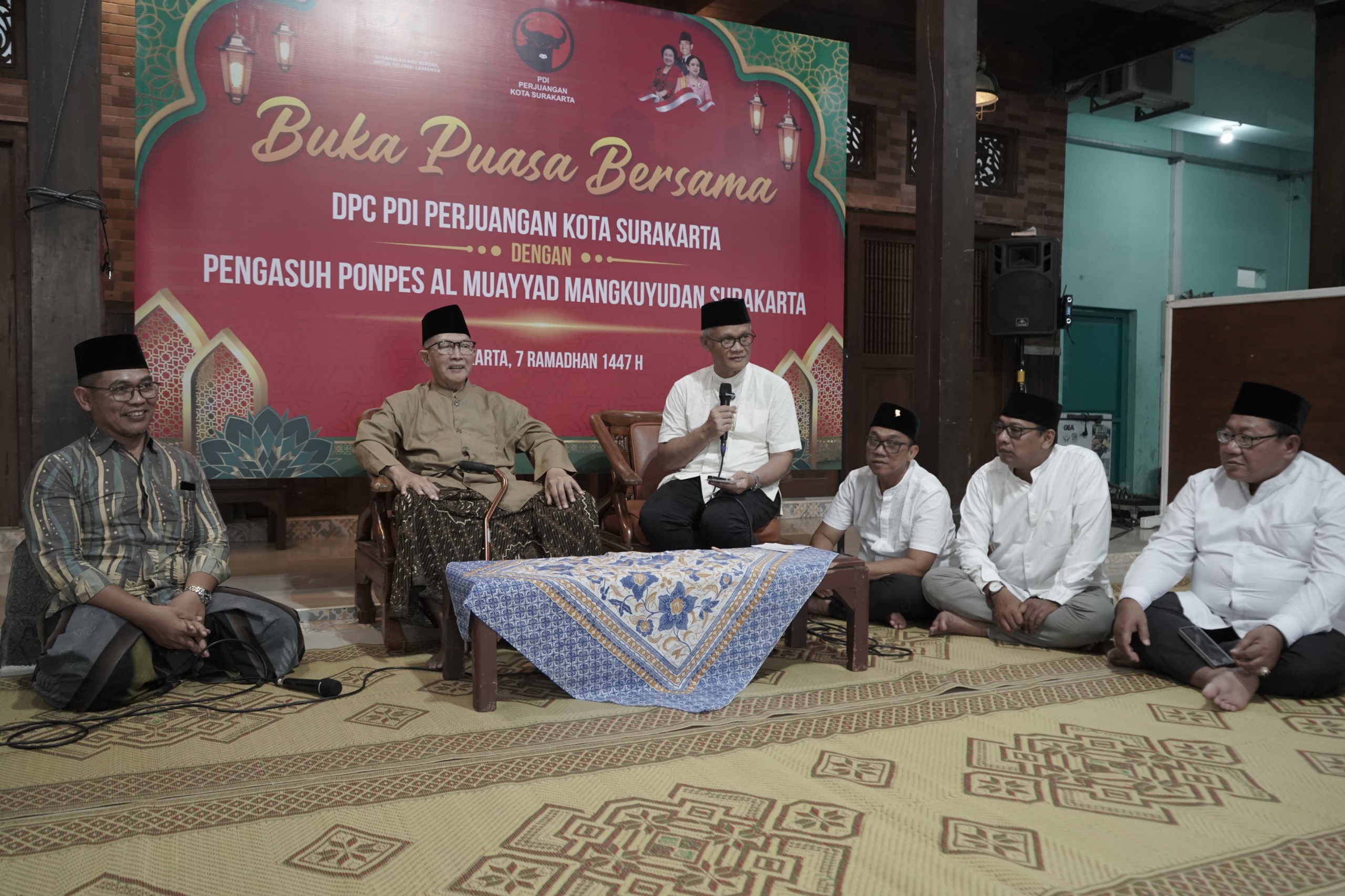 Pengurus baru PDIP Solo sowan ke Ponpes Al-Muayyad. Aria Bima minta doa restu &amp; KH Abdul Rozaq titip pesan amanah untuk warga Solo.