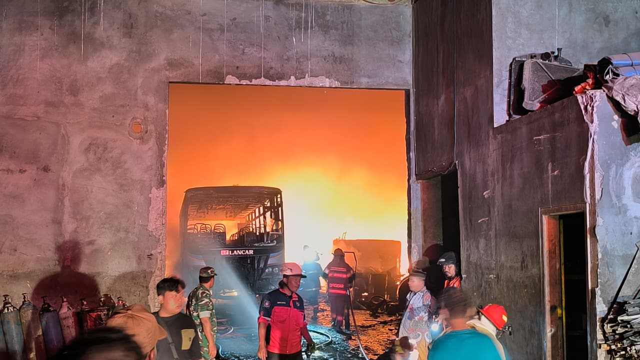 Gudang penampungan dan pengolahan limbah bus tua di Desa Bolopleret, Juwiring, Klaten, terbakar saat pemilik dan karyawan salat tarawih.