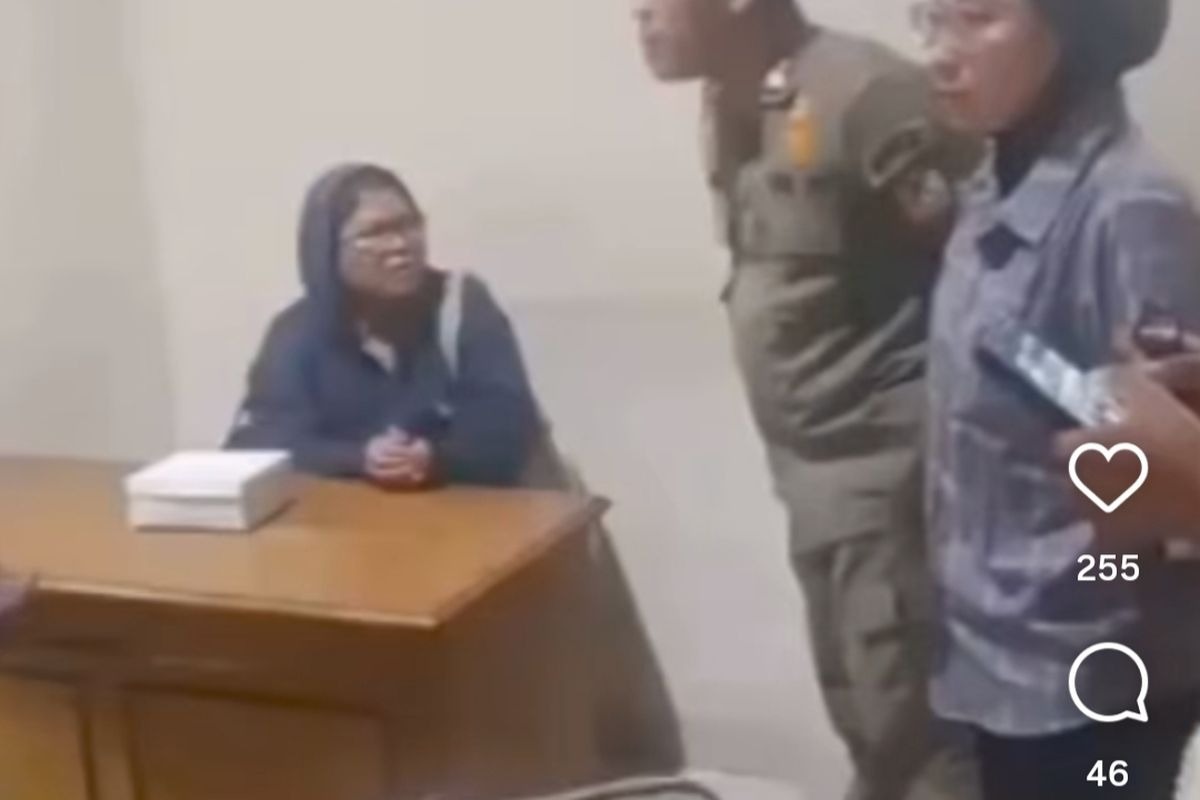 Perempuan yang sering tidak membayar makanan tampak diinterogasi oleh petugas Satpol PP usai diamankan di salah satu restoran cepat saji di Hayam Wuruk, Jakarta Pusat, Kamis (26/2/2026).