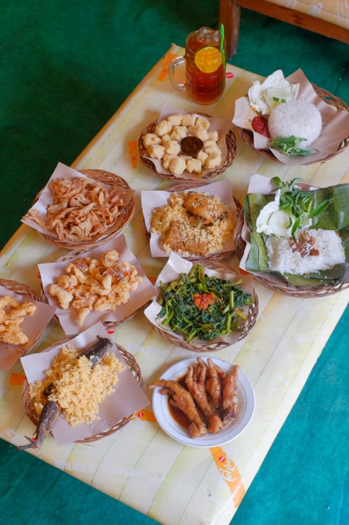 Nasi Bakar Special Anak Kost paling cocok ketika disantap dengan gorengan dan segelas es teh manis.