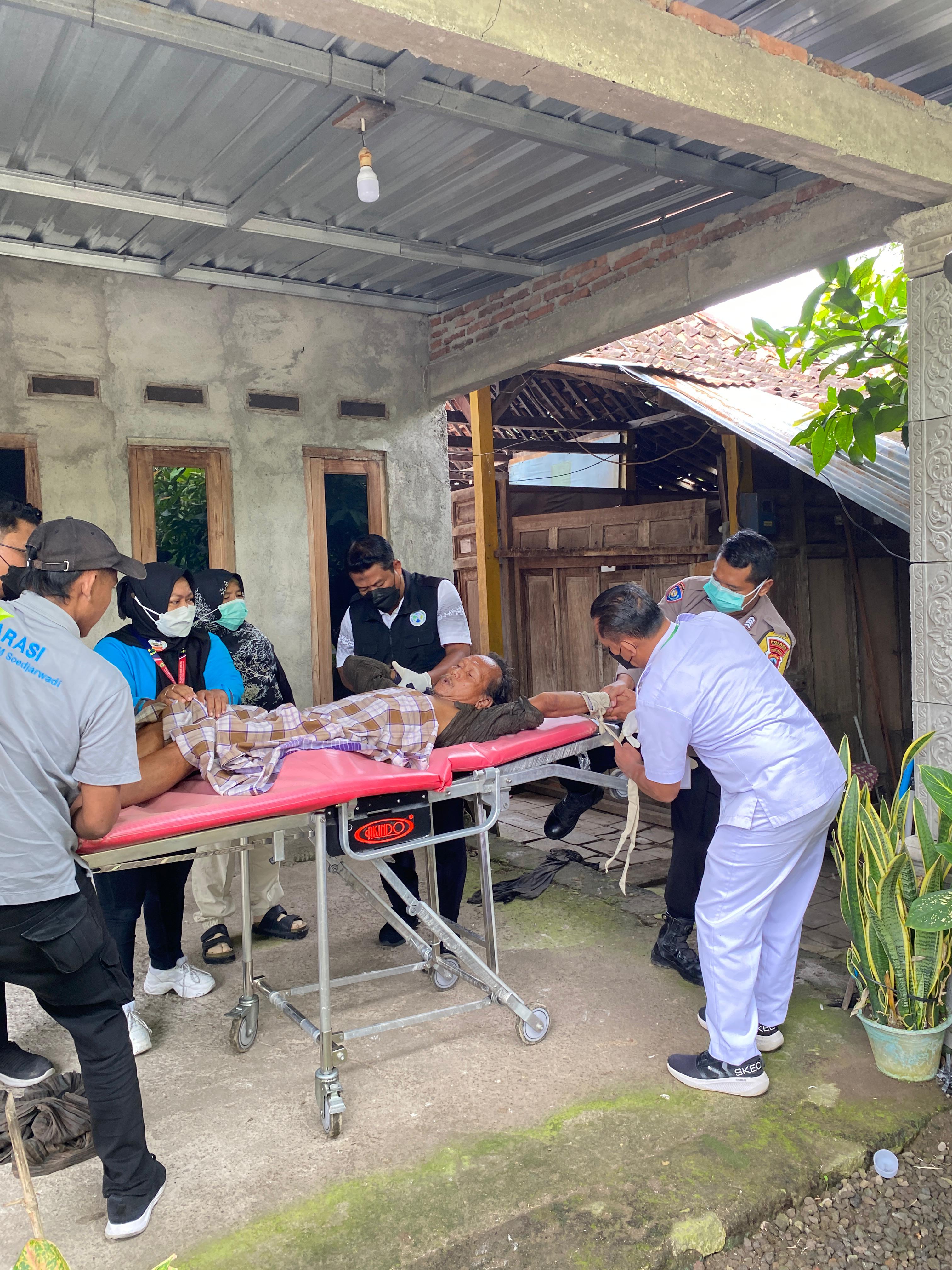 Seorang ODGJ di Desa Karakan, Weru, Sukoharjo dievakuasi ke RSJD dr RM Soedjarwadi oleh Polres Sukoharjo karena meresahkan warga.